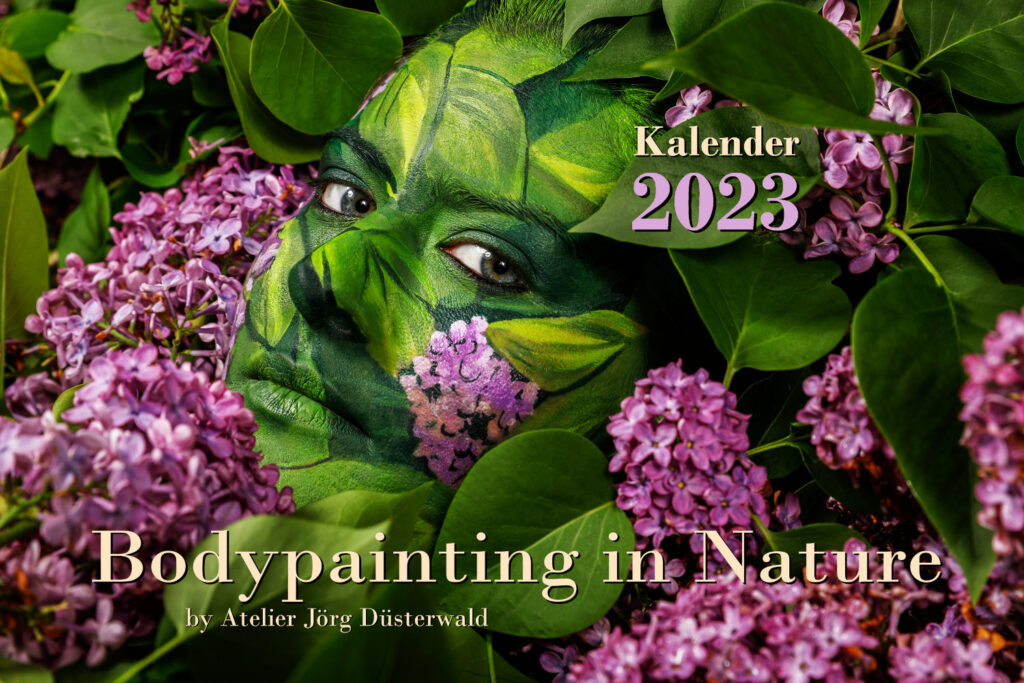 Künstler Jörg Düsterwald produziert für das Jahr 2023 wieder einen exklusiven Premium Bodypainting-Kalender. Bei den Motiven zu seinem Projekt NATURE ART bemalt und bringt er seine Bodyart-Fotomodelle so in Naturkulissen, dass sie damit zu einer Symbiose verschmelzen.